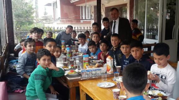 İlçe Milli Eğitim Müdürümüz Futbol Kursu Öğrencilerini Kahvaltıda  Ziyaret Etti