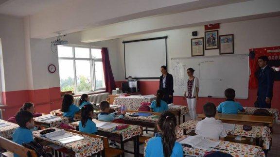 Sayın Kaymakamımız Güher Sinem BÜYÜKNALÇACI Atatürk İlköğretim Okulu 3A sınıfında okuma etkinliğine katıldı.