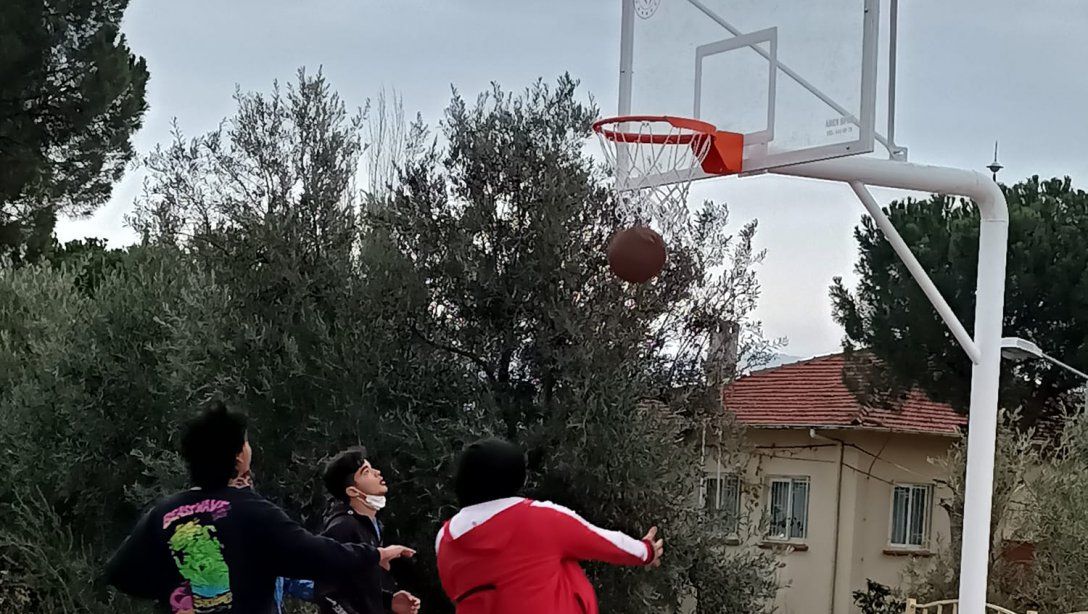 10 Bin Pota Projesi Kapsamında Kırçiçeği Anadolu Lisesine Basketbol Potası