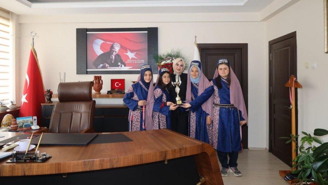 Geleneksel Türk Okçuluğu Türkiye Şampiyonası Yarışmasında Dereceye Giren Öğrencilerimiz Kaymakamımız Sn. Hatice Gamze KURAN'ı Ziyaret Ettiler