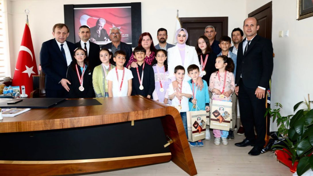 23 Nisan Ulusal Egemenlik ve Çocuk Bayramı Etkinlikleri Çerçevesinde Düzenlenen Yarışmalarda Dereceye Giren Öğrencilerimize Ödülleri Verildi